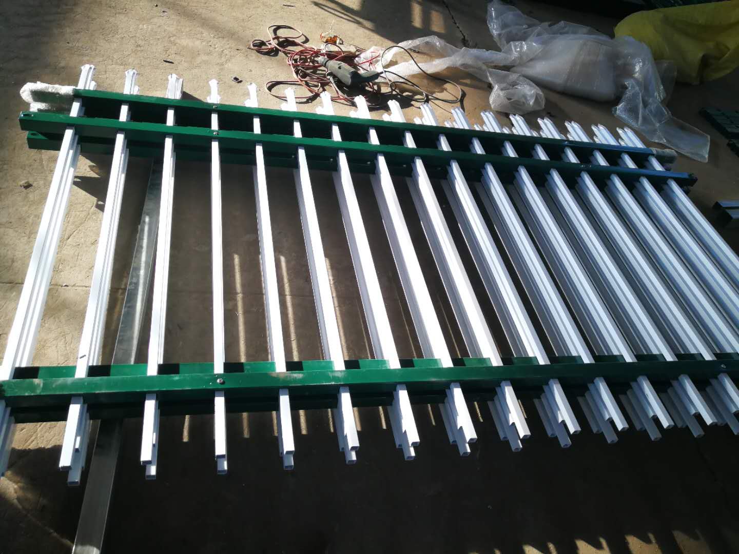 福建墨绿白锌钢护栏工程案例