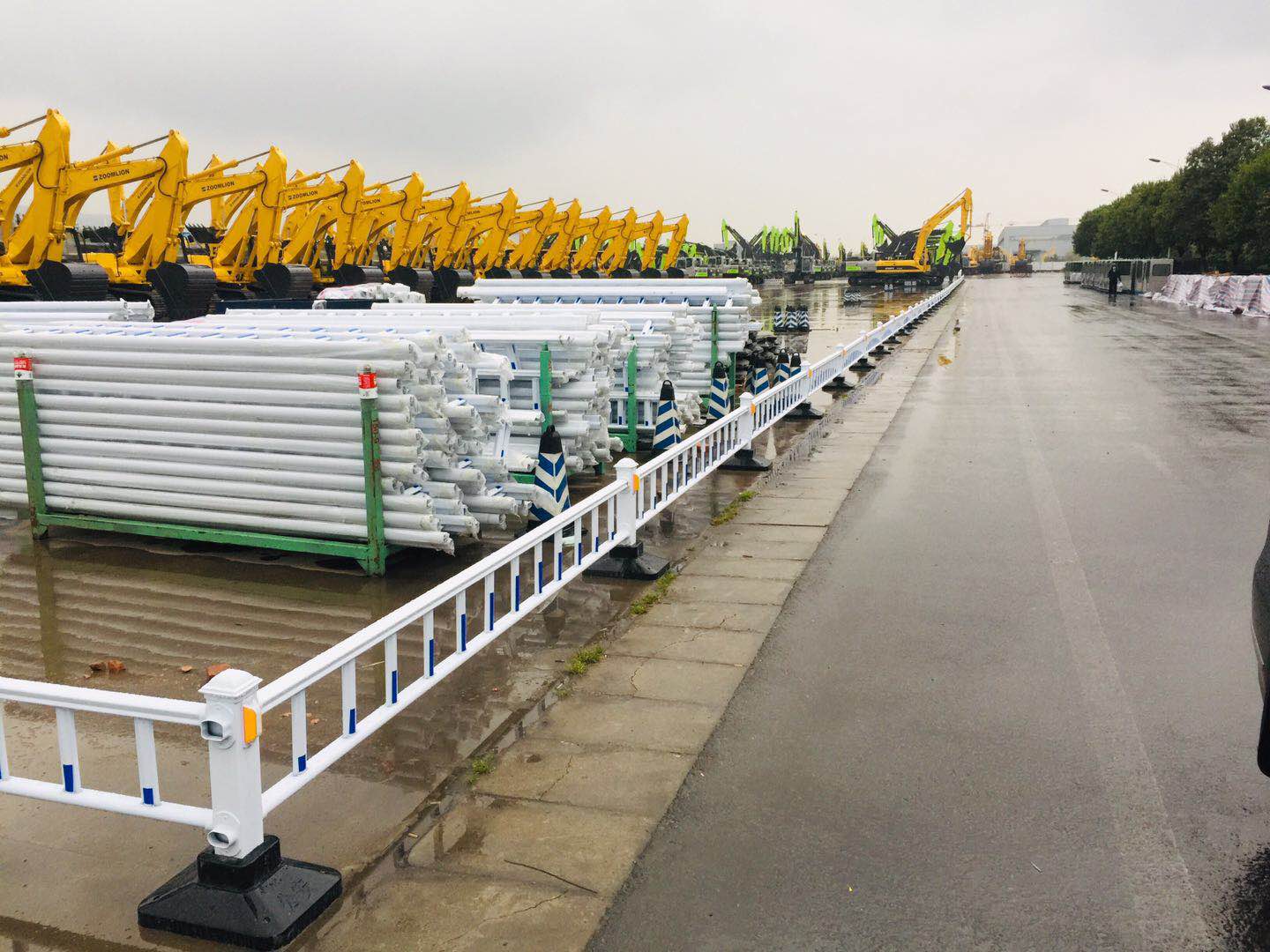 中联重科渭南分公司采购了一批道路锌钢护栏